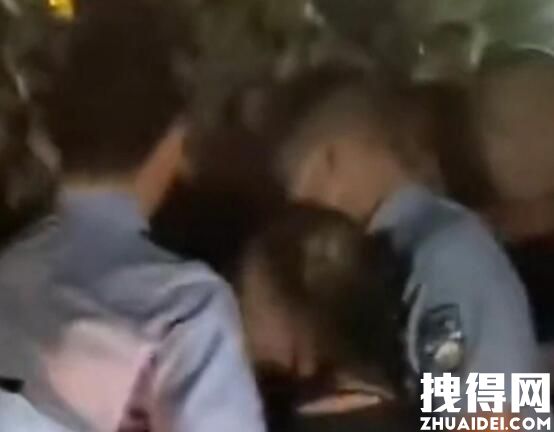 重庆一女子抢小孩被群众围堵 内幕曝光简直太意外了