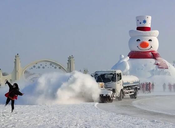 哈尔滨铲雪车也成了娱乐项目 铲雪车经过带起漫天雪雾