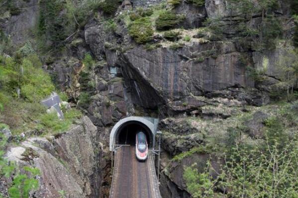世界十大奇特隧道 伦敦泰晤士河隧道上榜，第一在瑞士（世界最神秘的隧道）
