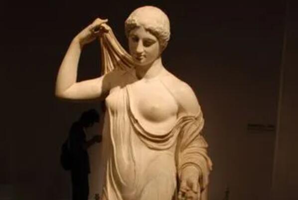 世界十大女性雕像，卢浮宫三宝上榜2个，第九是珠海标志（卢浮宫 雕塑）