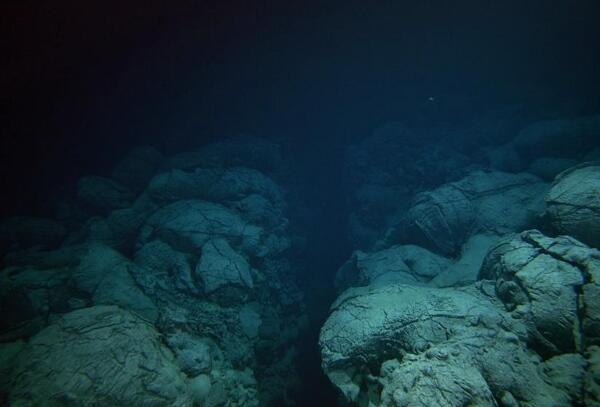 世界上最深的深渊，马里亚纳海沟（最深处10911米）（世界最深的海沟有多深?马里亚纳大海沟）