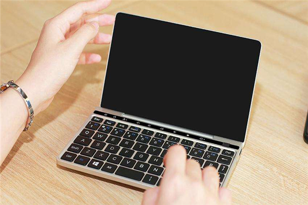 世界上最小的笔记本电脑 机身小巧做工精致携带很方便（世界上最小的笔记本电脑,居然只有一个键!）