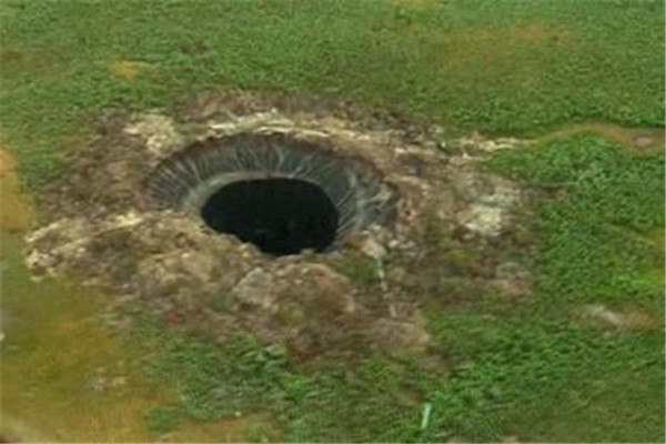 世界最神奇的地质环境 末日深坑（直径80米深不可测）（世界上的地质奇观）