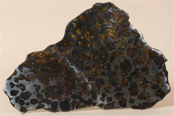 世界上最美的陨石 阜康陨石（内部闪闪发光就像萤火虫）（世界上最美的陨石,切开之后看着像宝石）