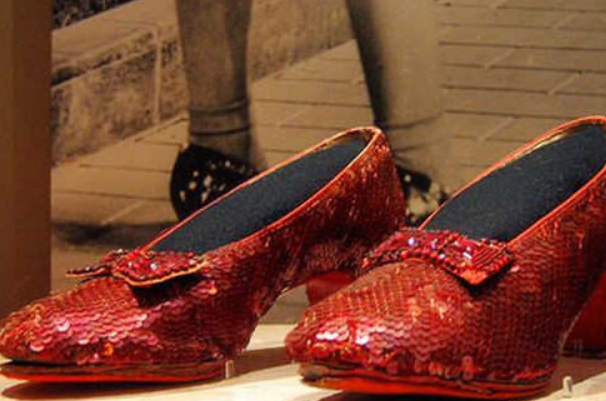全球惊天悬案之一：《绿野仙踪》中的红宝石拖鞋被偷走（绿野仙踪红宝石鞋暗示）