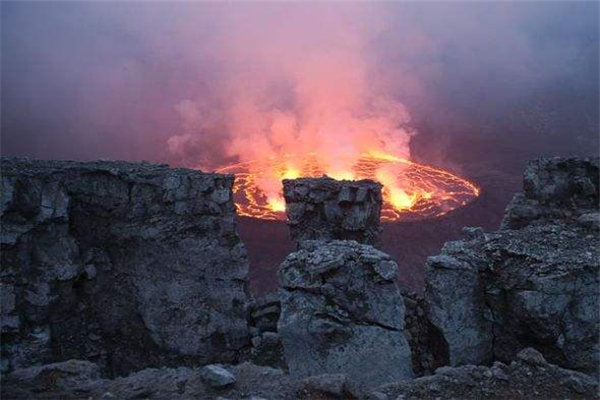 世界上最大的岩浆湖 尼拉贡戈火山（位于非洲东部）（世界上最大的熔岩湖）
