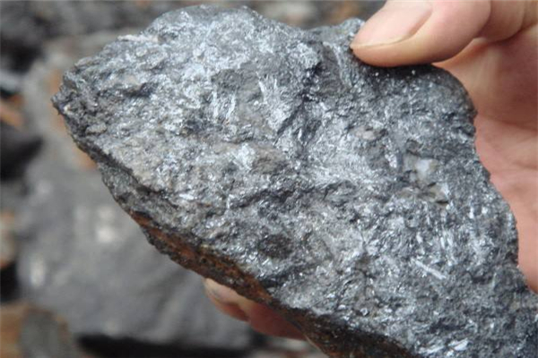 世界上最大的镍矿 位于加拿大的萨德伯里（资源丰富）（世界上最大的镍矿在南极还是北极）