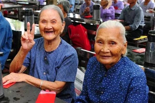 世界上最奇特的人：活的最久的男性女性（都在日本）（世界上最长寿的女人）