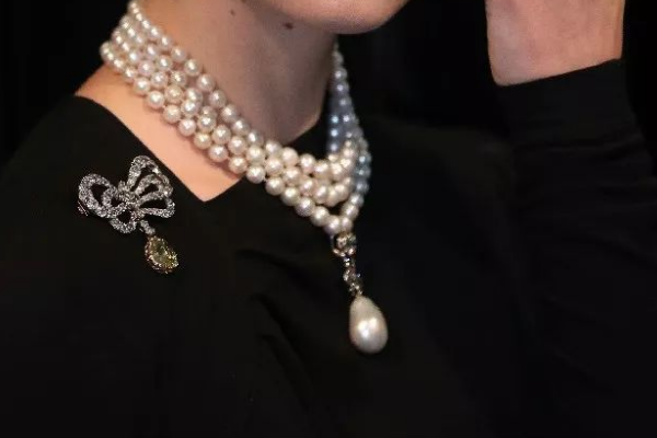 世界上最贵的珍珠:一颗天然巨型珍珠拍出2.5亿天价（一颗价值千万的珍珠）
