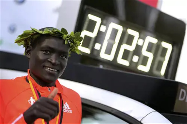 男子马拉松世界纪录：两小时两分五十七秒（丹尼斯）（马拉松世界纪录男子2小时13分钟）
