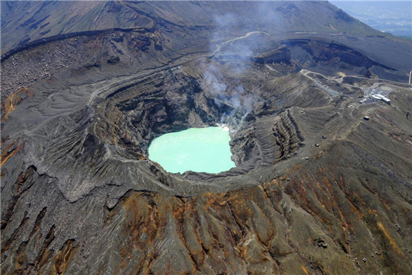 世界上最大的火山口 日本阿苏山火山口（喷发剧烈）（世界上最大的火山口在哪里）